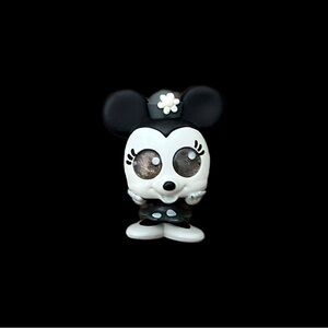 Disney Doorables: Series 6 Limited Edition Figurine – Black & White Minnie Mouse